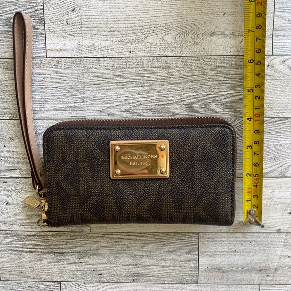 Michael Kors Signature Jet Set Travel Continental Wallet in Brown - Picture 5 of 10